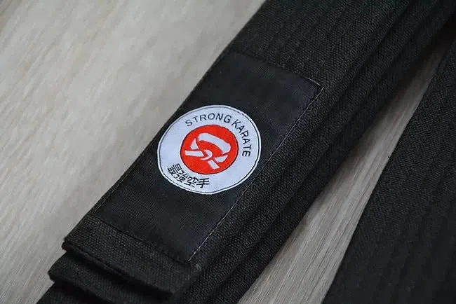 Bio-Karategürtel Schwarzer Gürtel mit Karate Bestickung