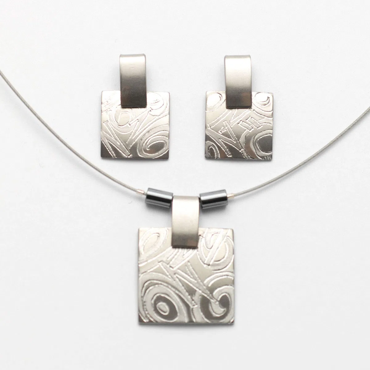 Titan Schmuck-Set. Absolut kein Risiko auf Allergien Handgefertigte Schmuckstücke. Lieferbar in verschiedenen Farben
