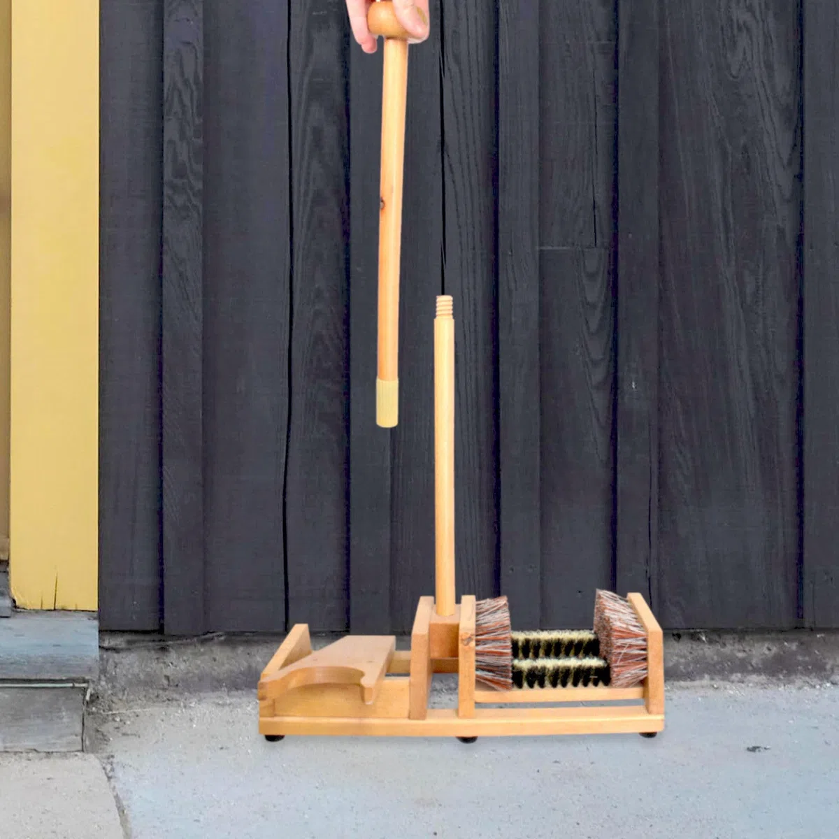 Stiefelknecht / 4 Bürsten - Stiefelzieher mit langem Holzgriff zum Aufstützen - Bürste, Abkratzer, Schuhreiniger - Praktisch, um Stiefel leicht auszuziehen - 90 CM - Holz